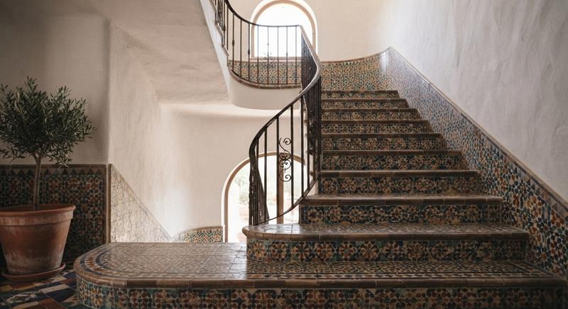 Scala con piastrelle geometriche