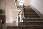 Scala con piastrelle geometriche