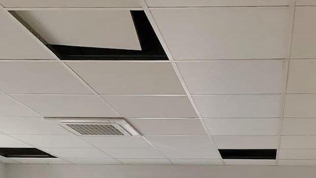 Controsoffitto microforato per ridurre riverbero ed eco in casa