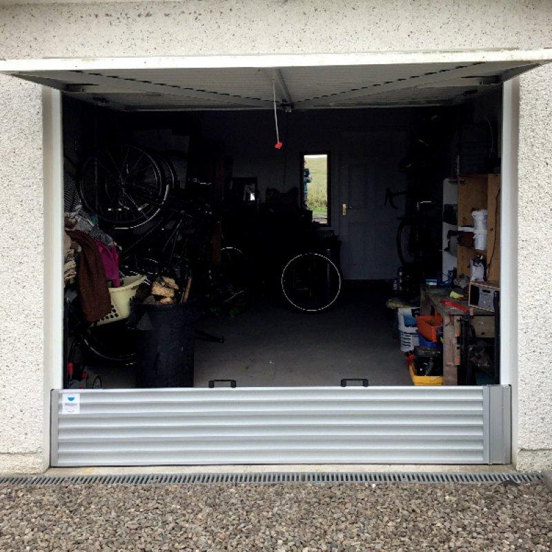 Paratia davanti al garage di casa 