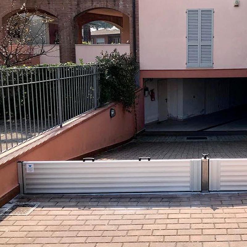 Paratia antiallagamento a protezione della rampa di un garage seminterrato