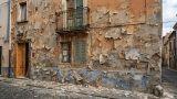 Pittura esterna che si sfoglia: cause del distacco e ripristino della facciata