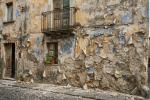Facciata con pittura staccata