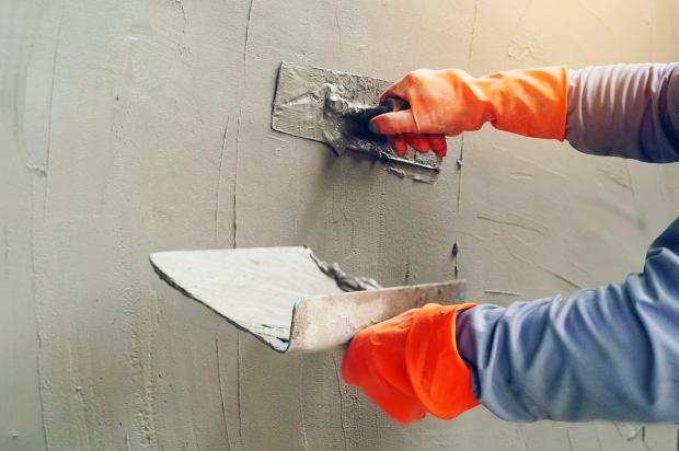 Fase di rasatura della parete 