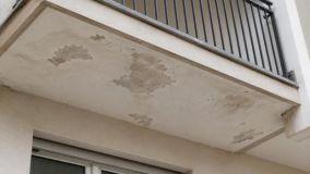 Intonaco del sottobalcone che si stacca: cause e interventi