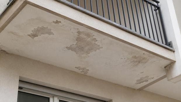 Intonaco del sottobalcone che si stacca: cause e interventi