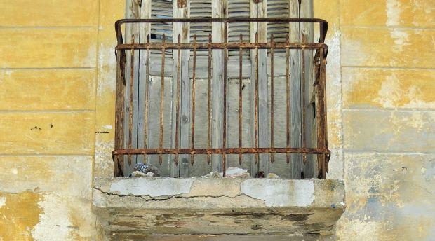 Balcone in evidente stato di degrado 