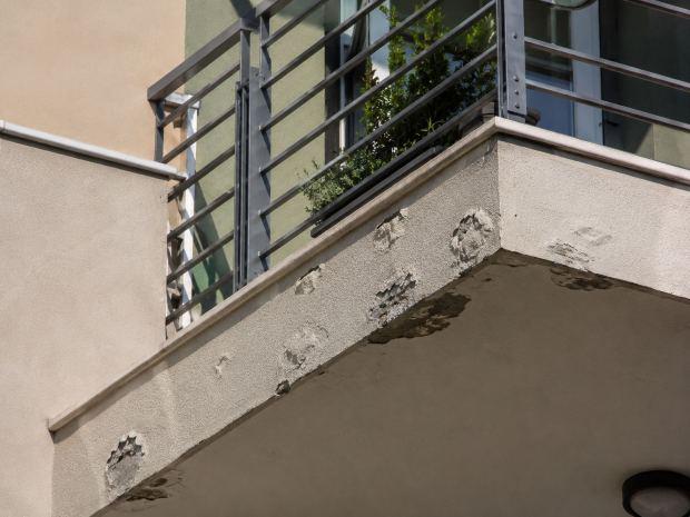 Bolle sull'intonaco di un balcone 