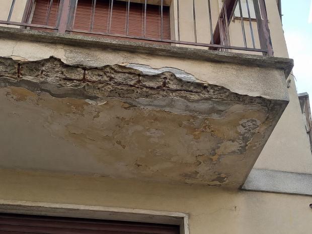 Ferri esposti nel sottobalcone 