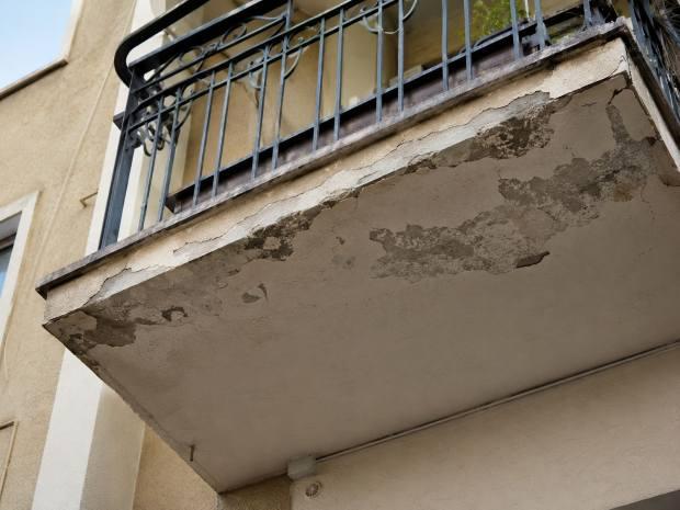 Danni all'intonaco di un sottobalcone 