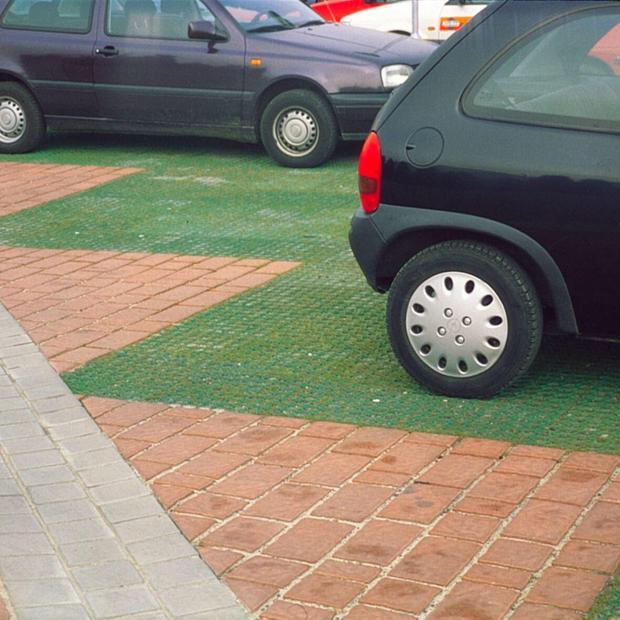 Parcheggio con grigliato erboso 