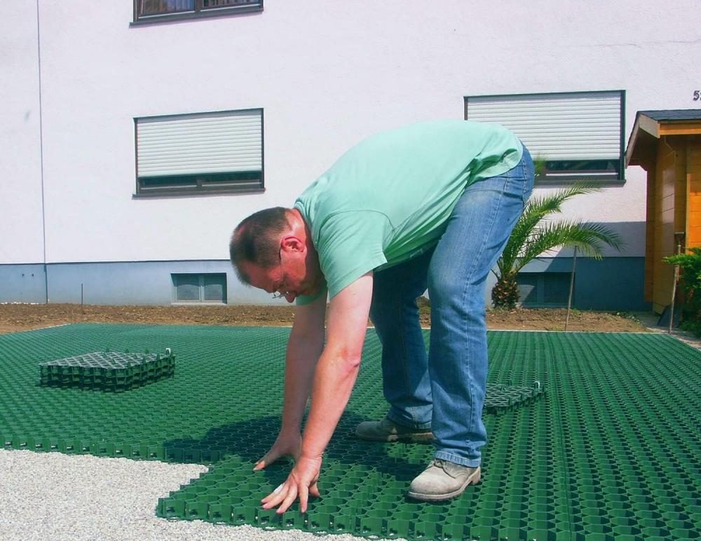 Installazione grigliato erboso - Foto Gutta