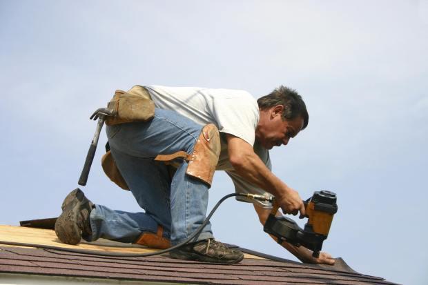 Lavori in cantiere su un tetto 