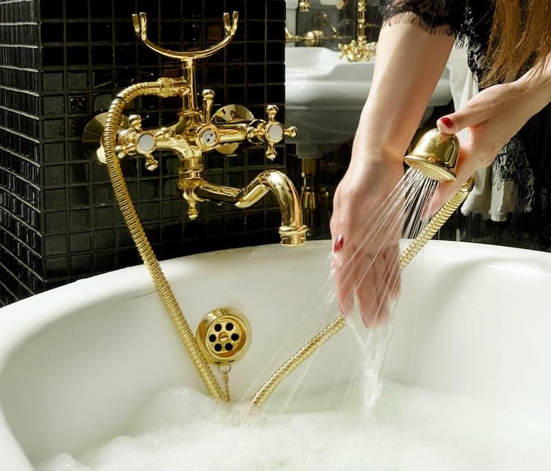 Caldaia a condensazione per acqua calda sanitaria - foto getty images
