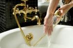 Caldaia a condensazione per acqua calda sanitaria - foto getty images
