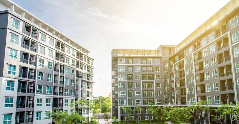 Impianto a colonne verticali in condominio - foto getty images
