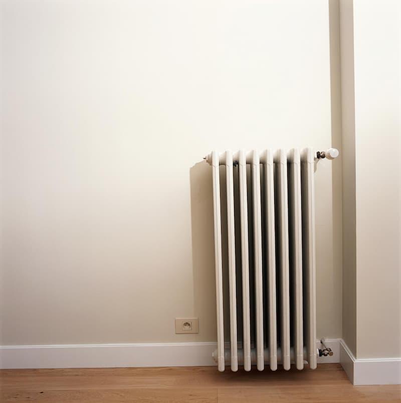 Vecchio termosifone in ghisa - foto getty images