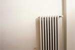 Vecchio termosifone in ghisa - foto getty images