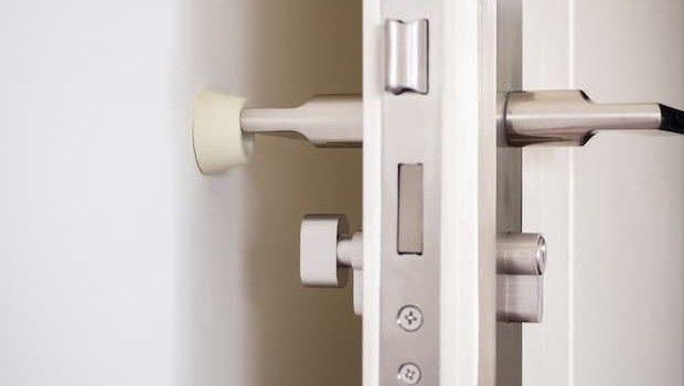 Porta che striscia a terra: come individuare la causa