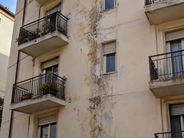 Danno alla facciata di un condominio
