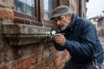 Proprietario che controlla un gocciolatoio