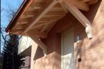Ampia pensilina con struttura in legno - foto il berso