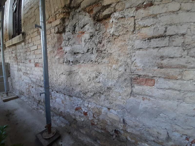 Facciata con intonaco da rifare