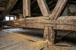 Fori su una trave in legno