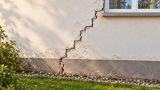 Terreno argilloso sotto casa: perch&eacute; con la siccit&agrave; si ritira e pu&ograve; lesionare l&rsquo;edificio