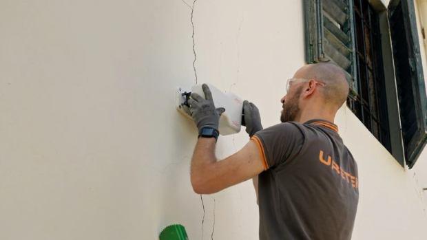 Utilizzo di fessurimetro per controllo delle crepe