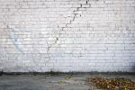 Parete con crepa da cedimento strutturale - Foto Getty Images