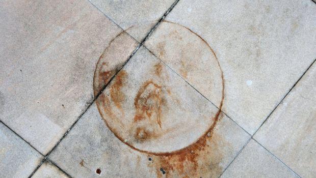Come eliminare le macchie di ruggine dai pavimenti esterni