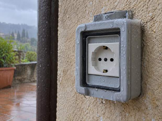Presa esterna sotto la pioggia