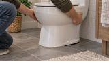 WC che oscilla sul pavimento: fissaggi, appoggio e problemi alla base