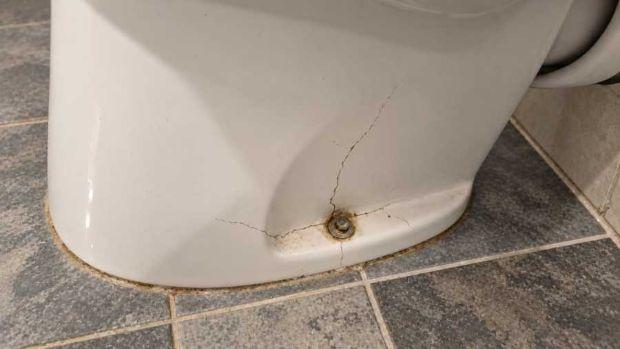 Crepe sulla ceramica del WC