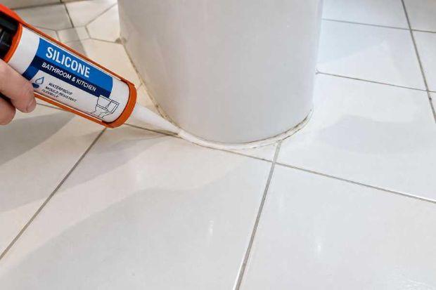 Posa del silicone intorno al WC
