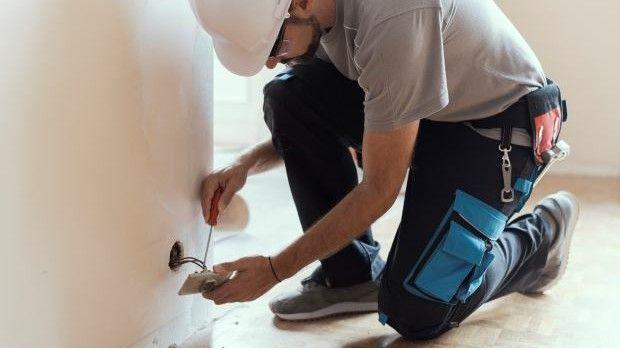 Perch&eacute; una presa elettrica si muove nel muro