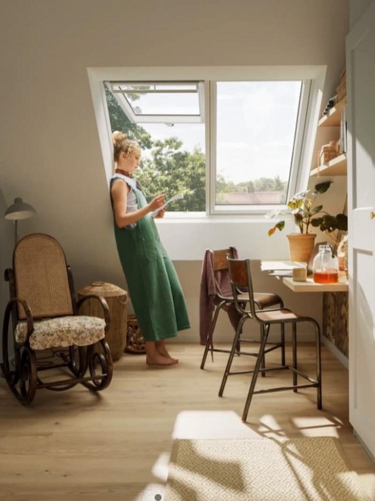 Collocazione dell'angolo studio-lavoro rispetto alla finestra - foto velux