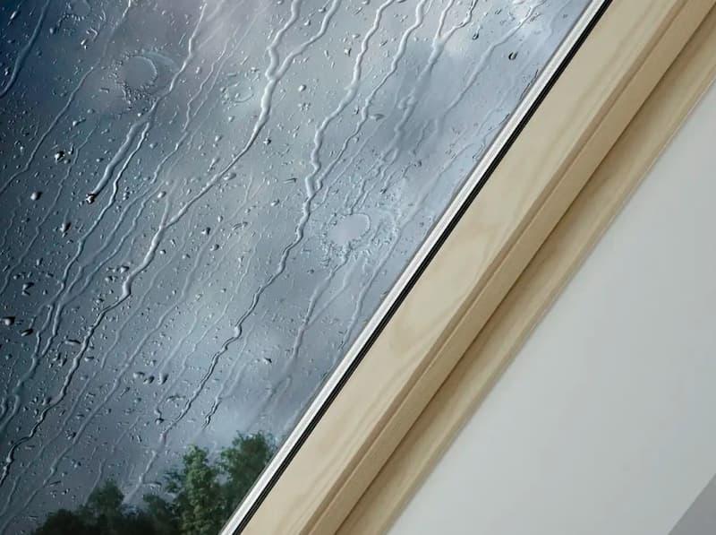 Pioggia che colpisce la finestra da tetto - foto velux