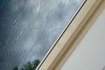 Pioggia che colpisce la finestra da tetto - foto velux