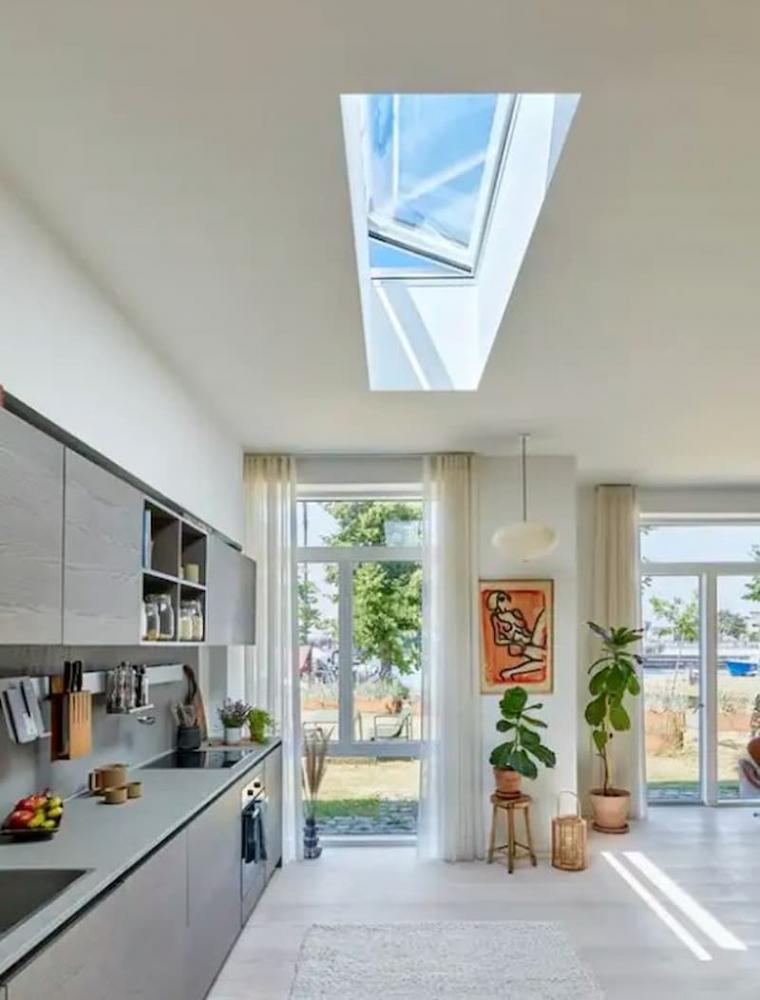 Lucernario apribile in cucina - foto velux