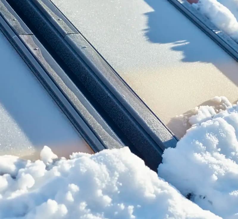 neve sulla finestra inclinata da tetto
