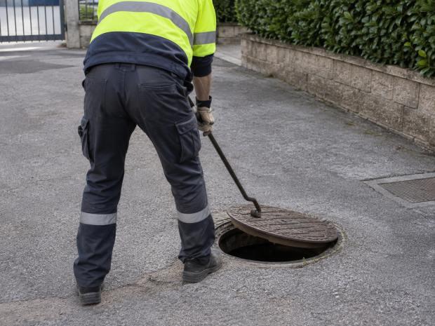 Apertura di un chiusino 