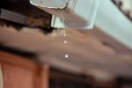 Perdita dalla grondaia da controllare quando il sistema di raccolta acqua piovana non funziona correttamente.