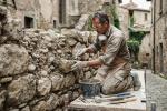 Professionista a lavoro su muro a sacco