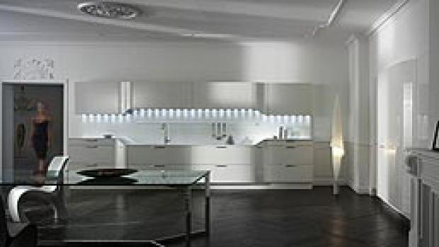 Cucina bianca ed essenziale
