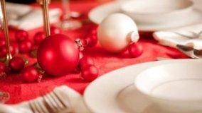 Decorare la tavola per le feste natalizie