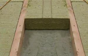 isolante inserito nelle campiture tra i listelli Isolante inserito nelle campiture tra i listelli