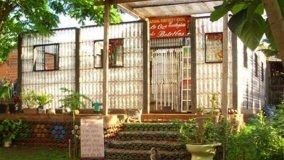 Costruire con bottiglie di plastica