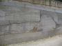 muro di contenimento realizzato con casseri a pannello e con tracce evidenti di riprese di getto